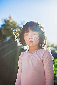 日本风光摄影照片_花园里的女孩