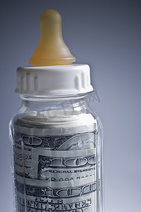 婴儿奶瓶里装满了100美元钞票