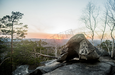 日落时的山岩和倒下的树