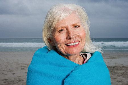 海滩上的老年成年妇女