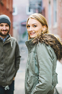 城市街道上的年轻夫妇肖像