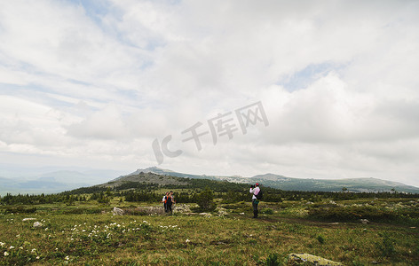 徒步旅行者在风景中相互拍照乌拉尔山脉俄罗斯