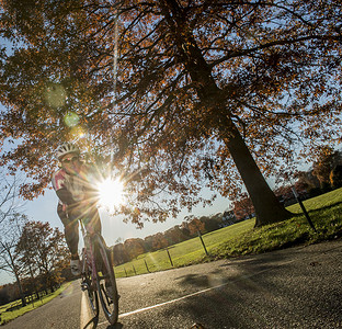 自行车手在阳光下骑车的角度