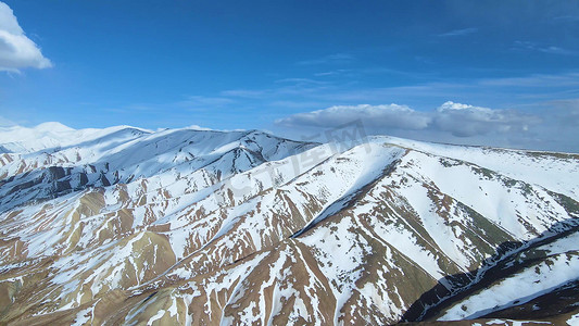 高原雪山摄影照片_超宽卡车行驶在青藏高原国道雪山风光