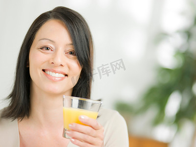 成熟女子手持一杯橙汁肖像