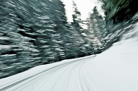 雪中模糊的运动道路