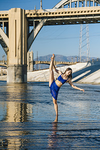 美国加利福尼亚州洛杉矶桥前舞者脚踝深抬起腿单腿保持平衡