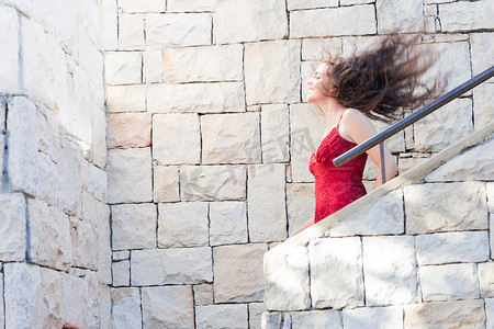 一名女子在户外攀登石阶