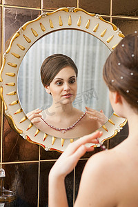 镜子前戴着铁链的女人