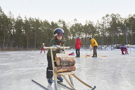 瑞典加夫勒一名男孩在冰冻的湖面上学习滑冰