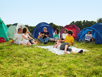 外摄影照片_坐在帐篷外的一群人