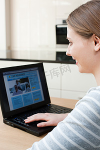 便利条图案摄影照片_一名年轻女子在笔记本电脑上看汽车保险