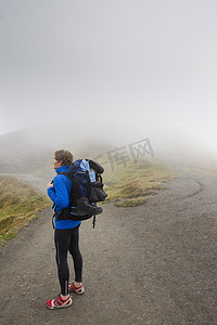 一名男性徒步旅行者眺望雾蒙蒙的风景格林德沃尔德瑞士