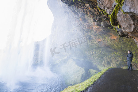 一名资深男子在观看冰岛西南部的塞尔贾兰德福斯瀑布