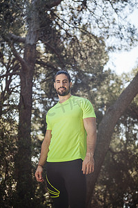 跑步运动的人摄影照片_克罗地亚达尔马提亚斯普利特公园的年轻男性跑步者的肖像