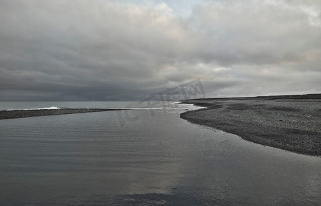 灰山水摄影照片_空旷山水中的灰湖
