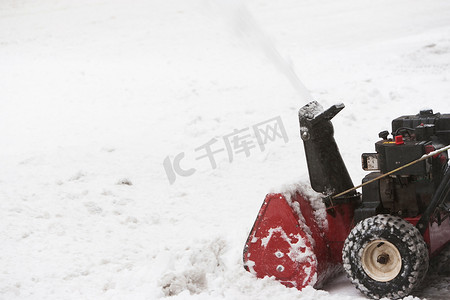 在城市街道上的除雪机