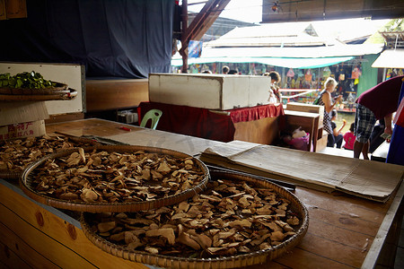 泰国拉查布里市场摊位上的生鲜食品