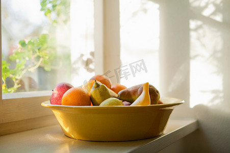 窗台上的水果篮
