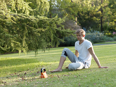 年轻男子在草地上放松运动后休息