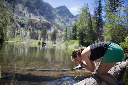 徒步旅行者在溪流中洗脸魔法阿尔卑斯湖荒野美国华盛顿