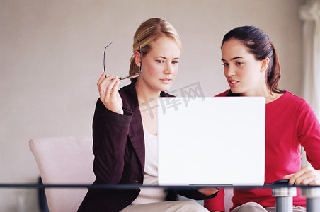 两名女性使用笔记本电脑