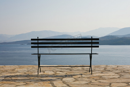 阿尔巴尼亚景色和一张长椅