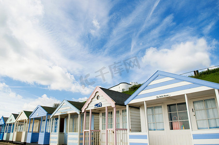 蓝天下的海滩小屋