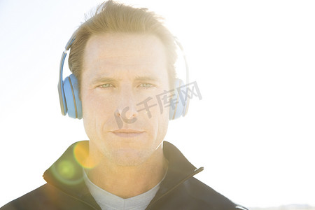 阳光照射下的男子训练肖像听着耳机美国加利福尼亚州海市蜃楼