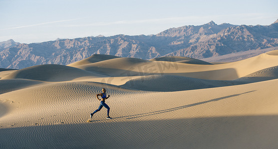 跑步风景摄影照片_美国加州死亡谷沙漠中的跑步者