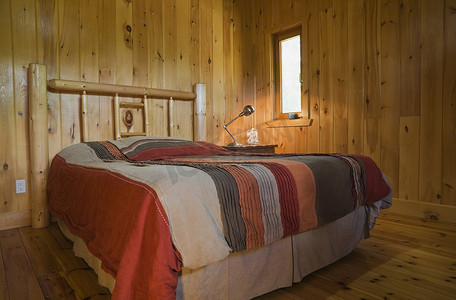 主卧配有白色松木床头板的大床内有木屋风格的木屋