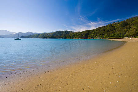 海浪冲上沙滩