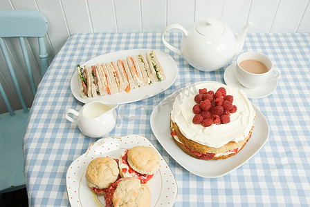下午茶甜点和水果摄影照片_茶配三明治和蛋糕
