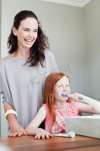 家居生活用品摄影照片_妈妈看女儿刷牙