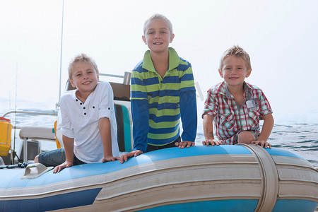乘坐小艇出海的三个小男孩的肖像
