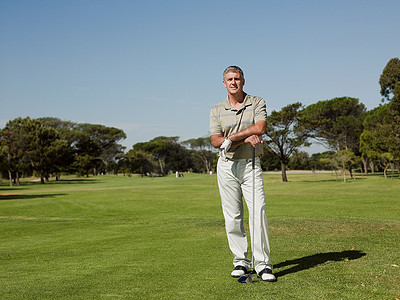 高尔夫7摄影照片_一名男子在高尔夫球场打高尔夫球