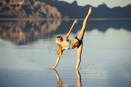 创意舞女摄影照片_美国犹他州波纳维尔盐滩芭蕾舞女演员在湖上做好芭蕾姿势