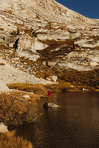 男性徒步旅行者从美国加利福尼亚州红杉国家公园的岩石湖上眺望