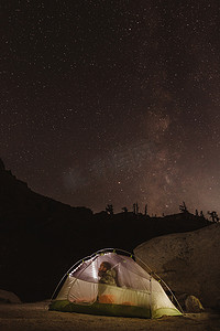 美国加利福尼亚州红杉国家公园矿泉王男性徒步旅行者透过帐篷向外眺望夜空