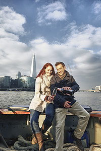 关注数摄影照片_英国伦敦泰晤士河上共享粉色香槟的浪漫情侣
