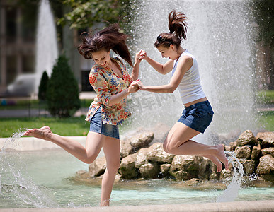 年轻女子在喷泉里泼水