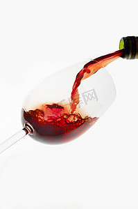 微妙摄影照片_一瓶红葡萄酒被倒入酒杯