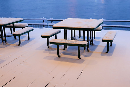 积雪覆盖的桌子和长凳