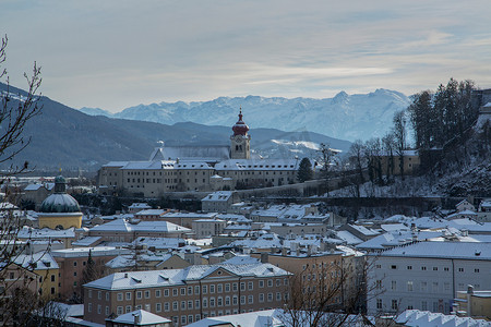 雪屋顶摄影照片_奥地利萨尔茨堡的冬季降雪