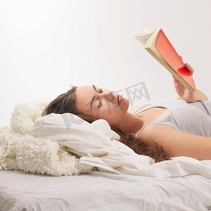 躺着看书的女人