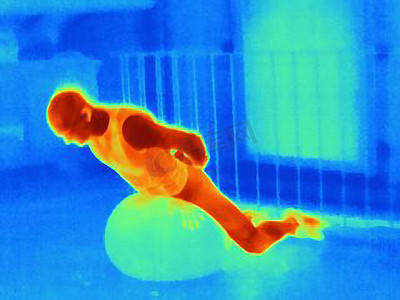 青年男子运动员使用练习球训练的热像图这张图显示了肌肉产生的热量