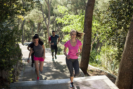 休闲裤男摄影照片_克罗地亚达尔马提亚四名男选手和女选手在斯普利特公园跑步