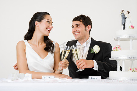 婚礼纯色背景摄影照片_新娘和新郎用香槟干杯