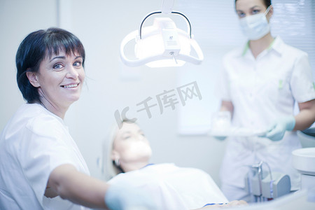 女牙医与护士和病人的肖像