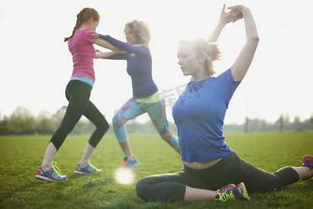 三个女人在公园里锻炼和伸展身体